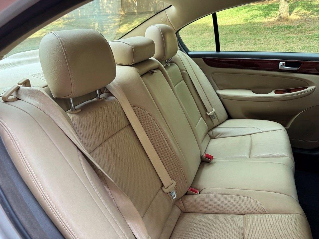 Hyundai Genesis  2012