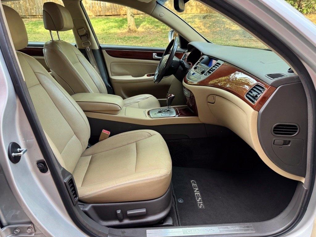 Hyundai Genesis  2012
