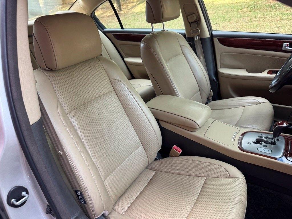 Hyundai Genesis  2012