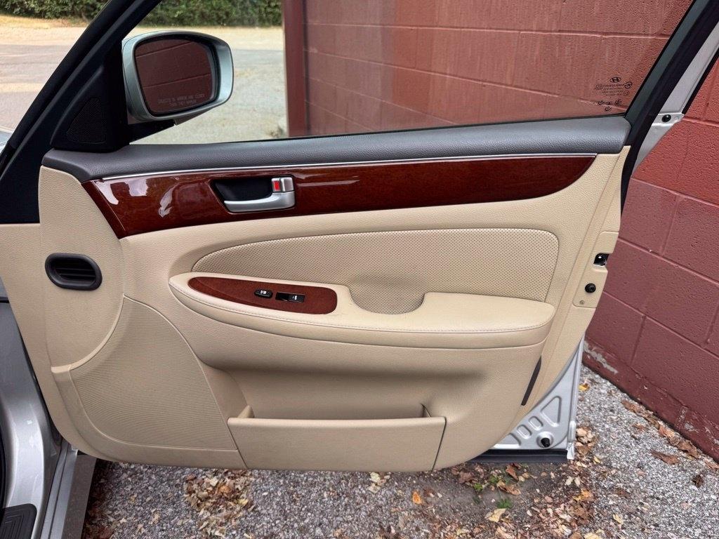 Hyundai Genesis  2012