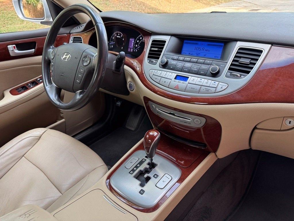 Hyundai Genesis  2012