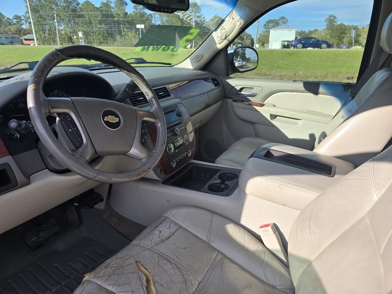 Chevrolet Suburban LT 1500 2WD 2011