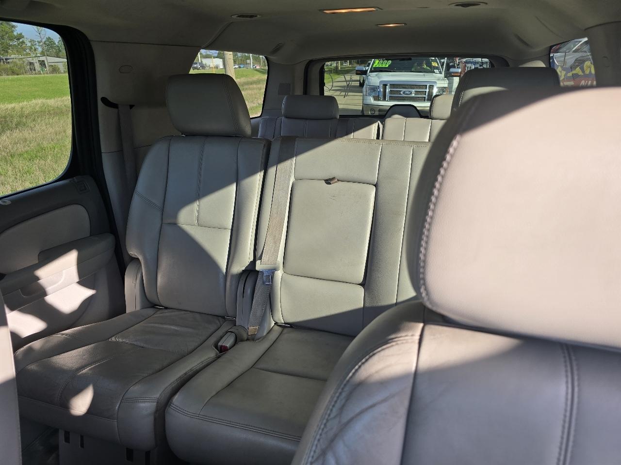 Chevrolet Suburban LT 1500 2WD 2011