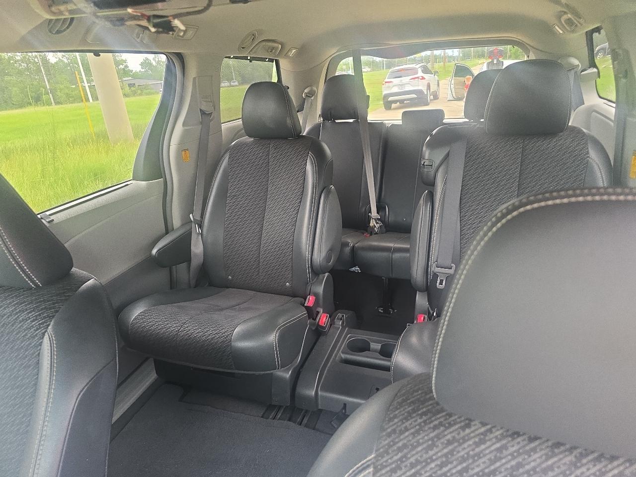 Toyota Sienna Base V6 2011