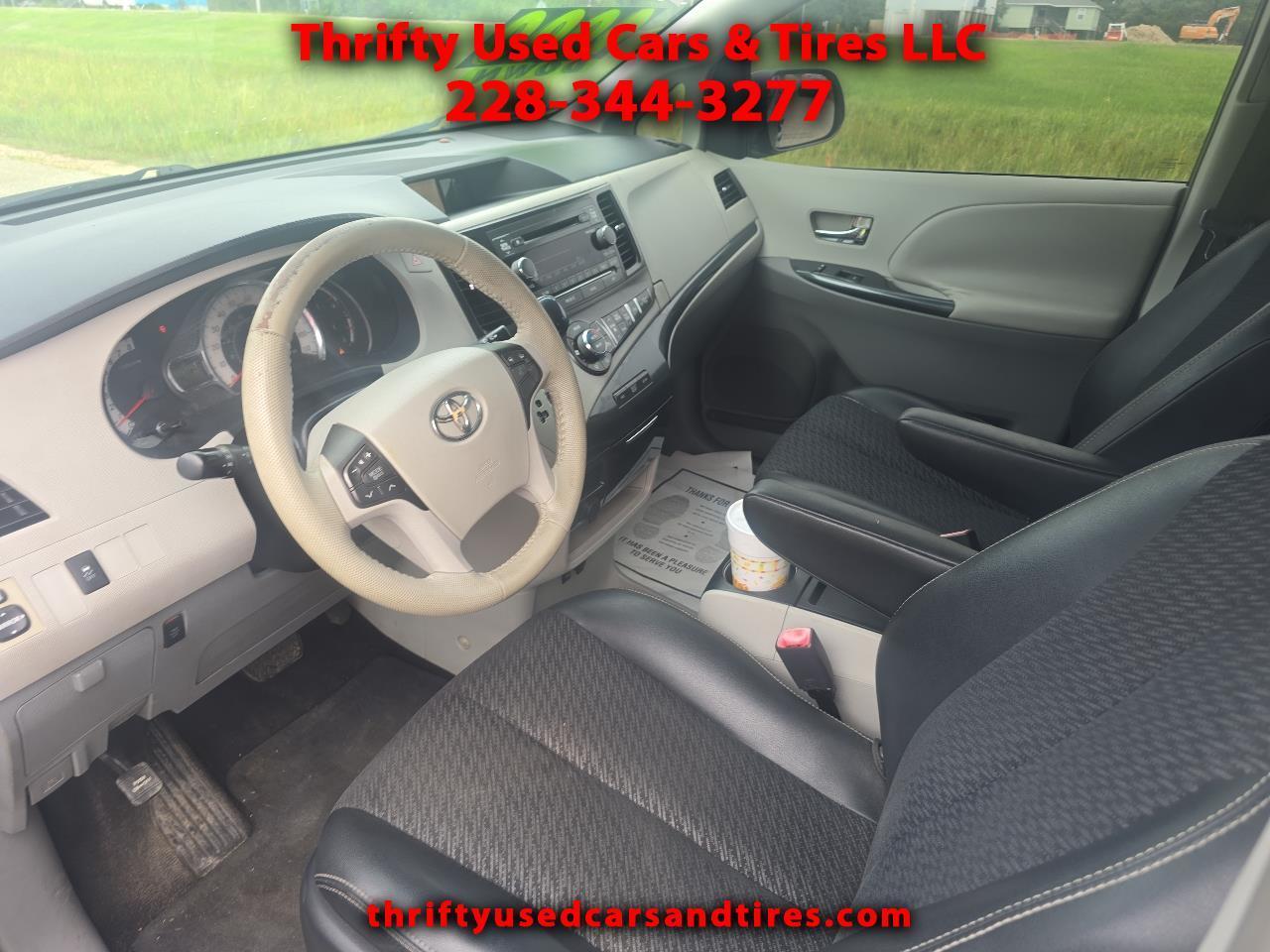 Toyota Sienna Base V6 2011