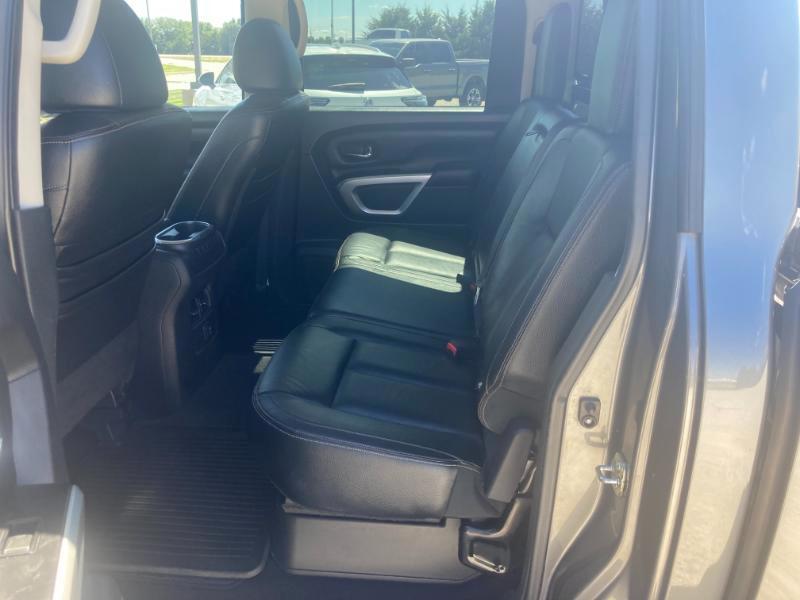 Nissan Titan SV Crew Cab 4WD 2017