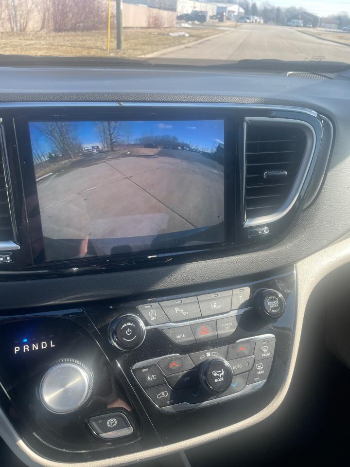 Chrysler Pacifica Touring L FWD 2024