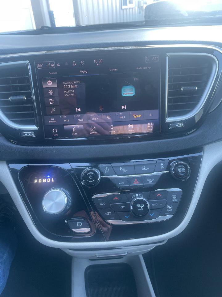 Chrysler Pacifica Touring L FWD 2024