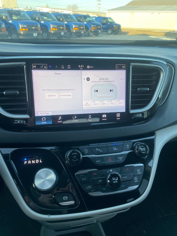 Chrysler Pacifica Touring L FWD 2024