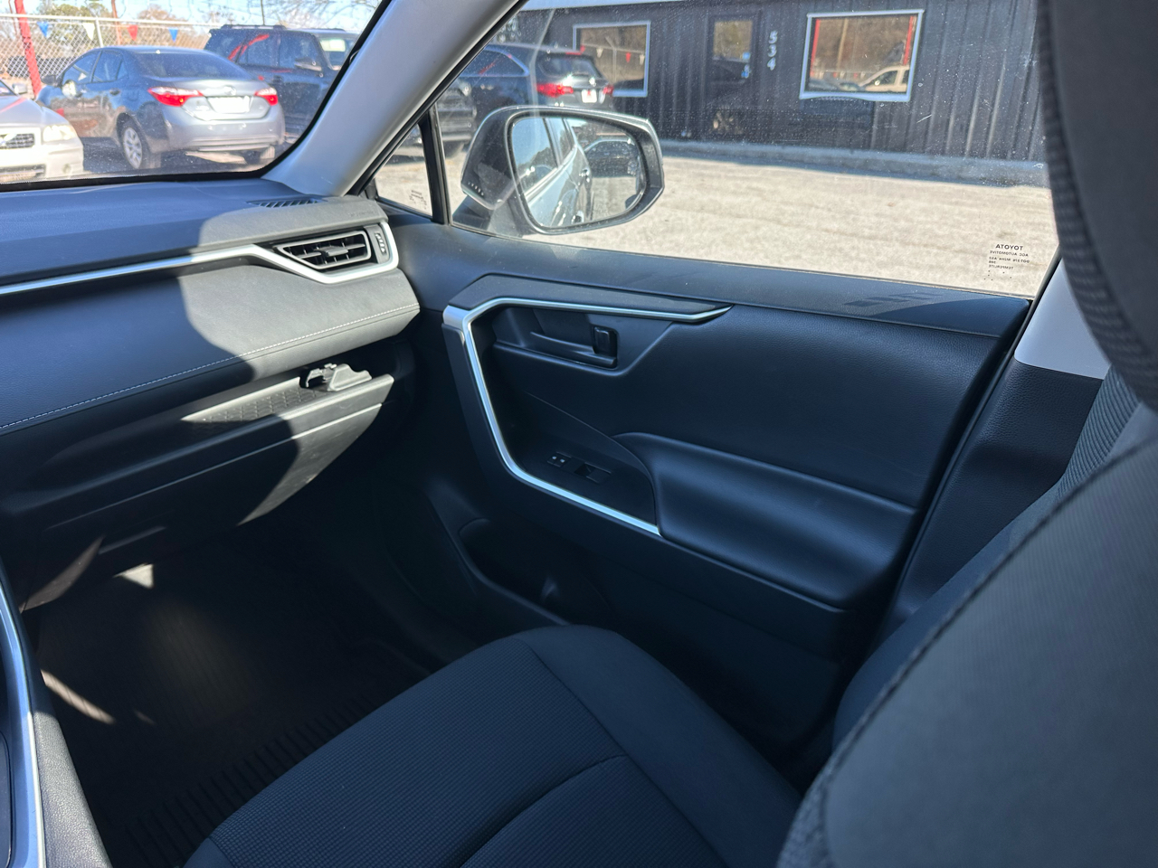 Toyota RAV4 LE FWD (Natl) 2021