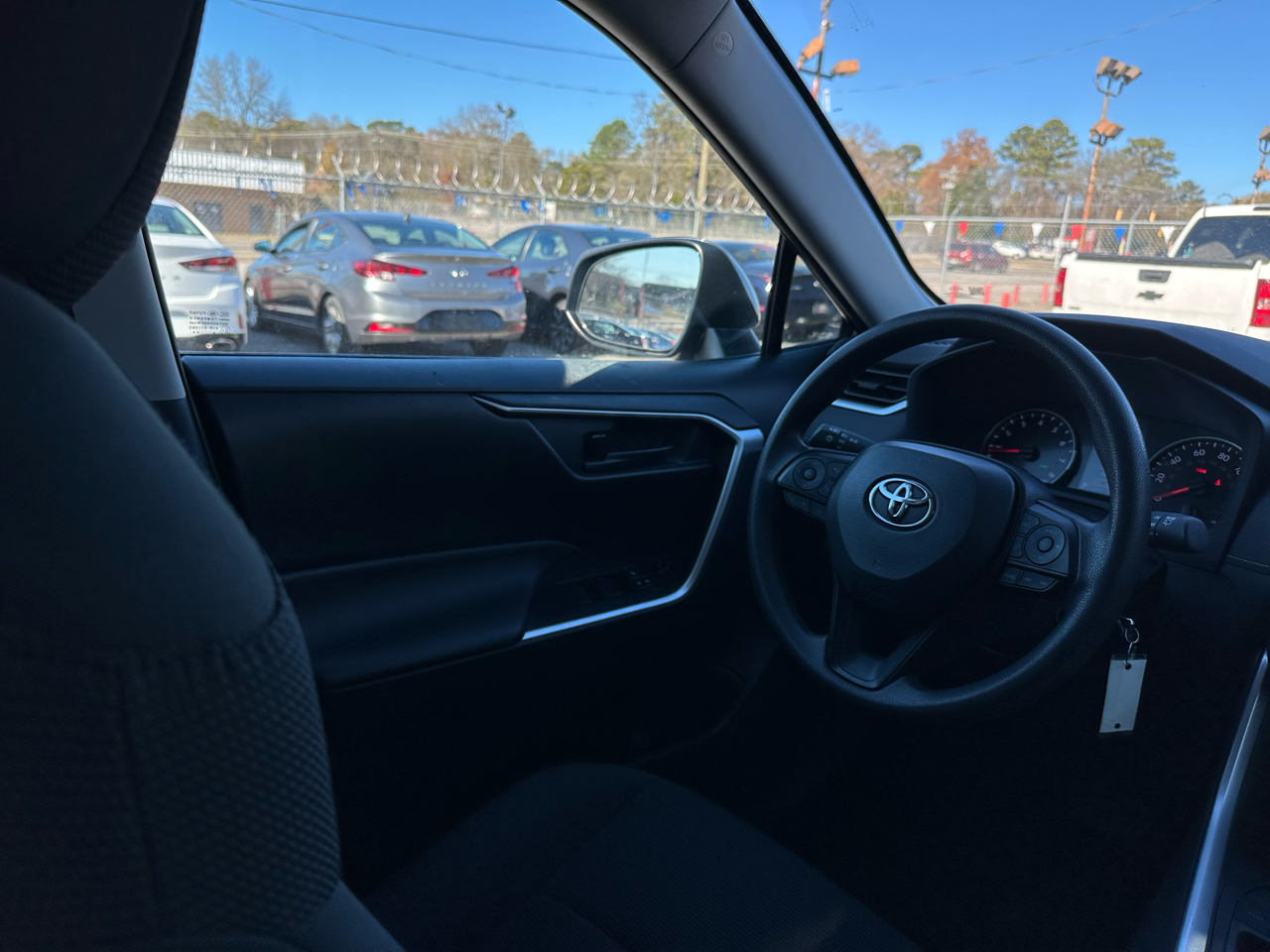 Toyota RAV4 LE FWD (Natl) 2021