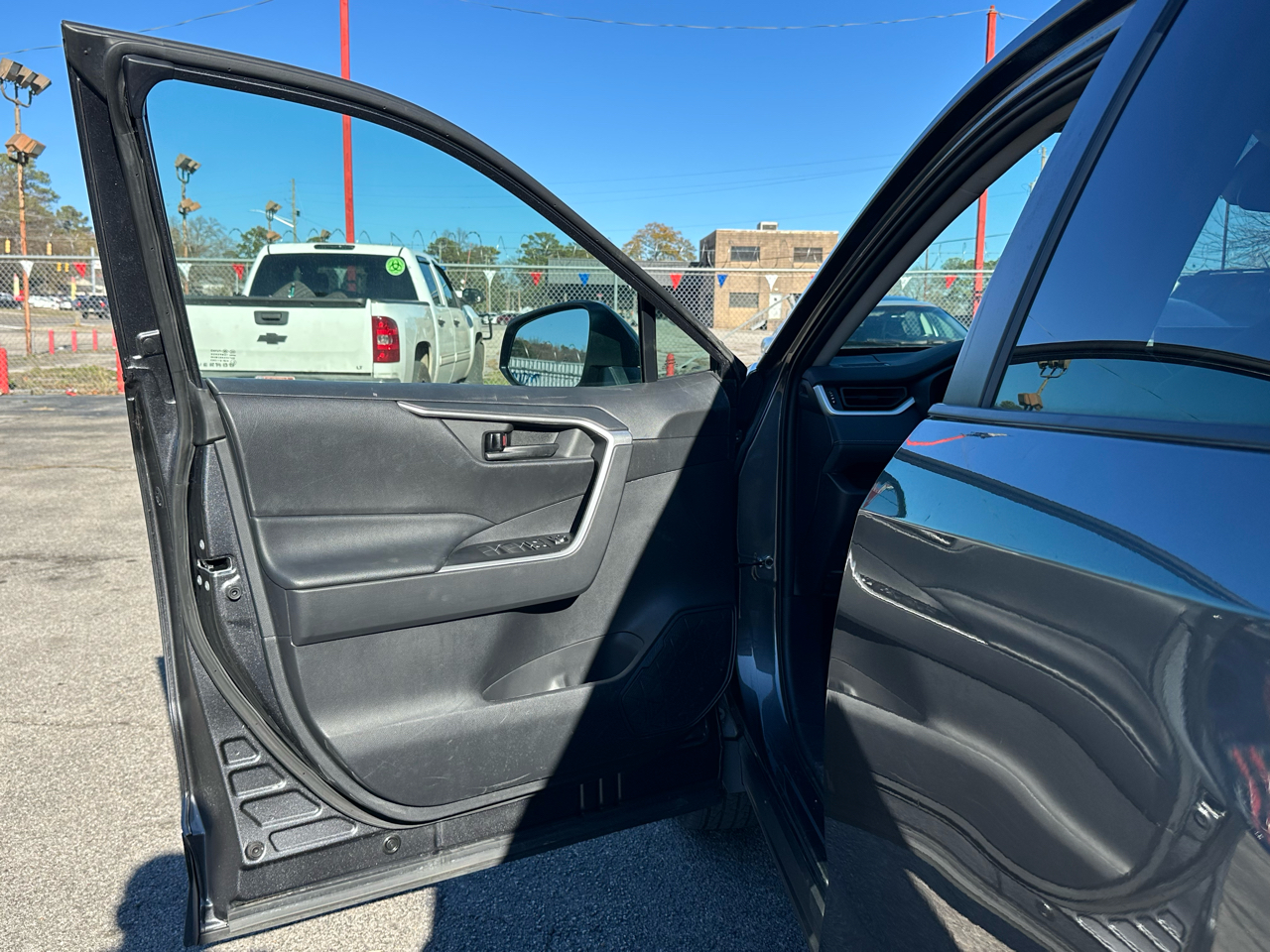 Toyota RAV4 LE FWD (Natl) 2021