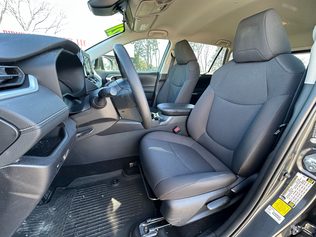 Toyota RAV4 LE FWD (Natl) 2021