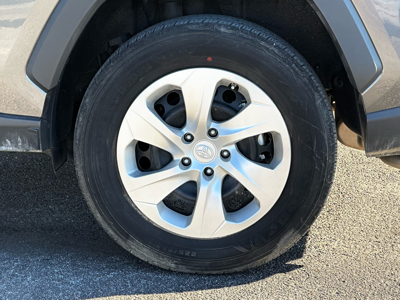 Toyota RAV4 LE FWD (Natl) 2021