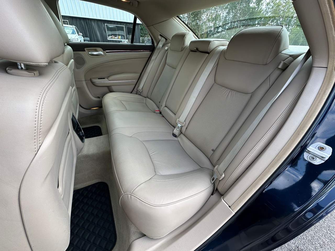 Chrysler 300 4dr Sdn 300C RWD 2011