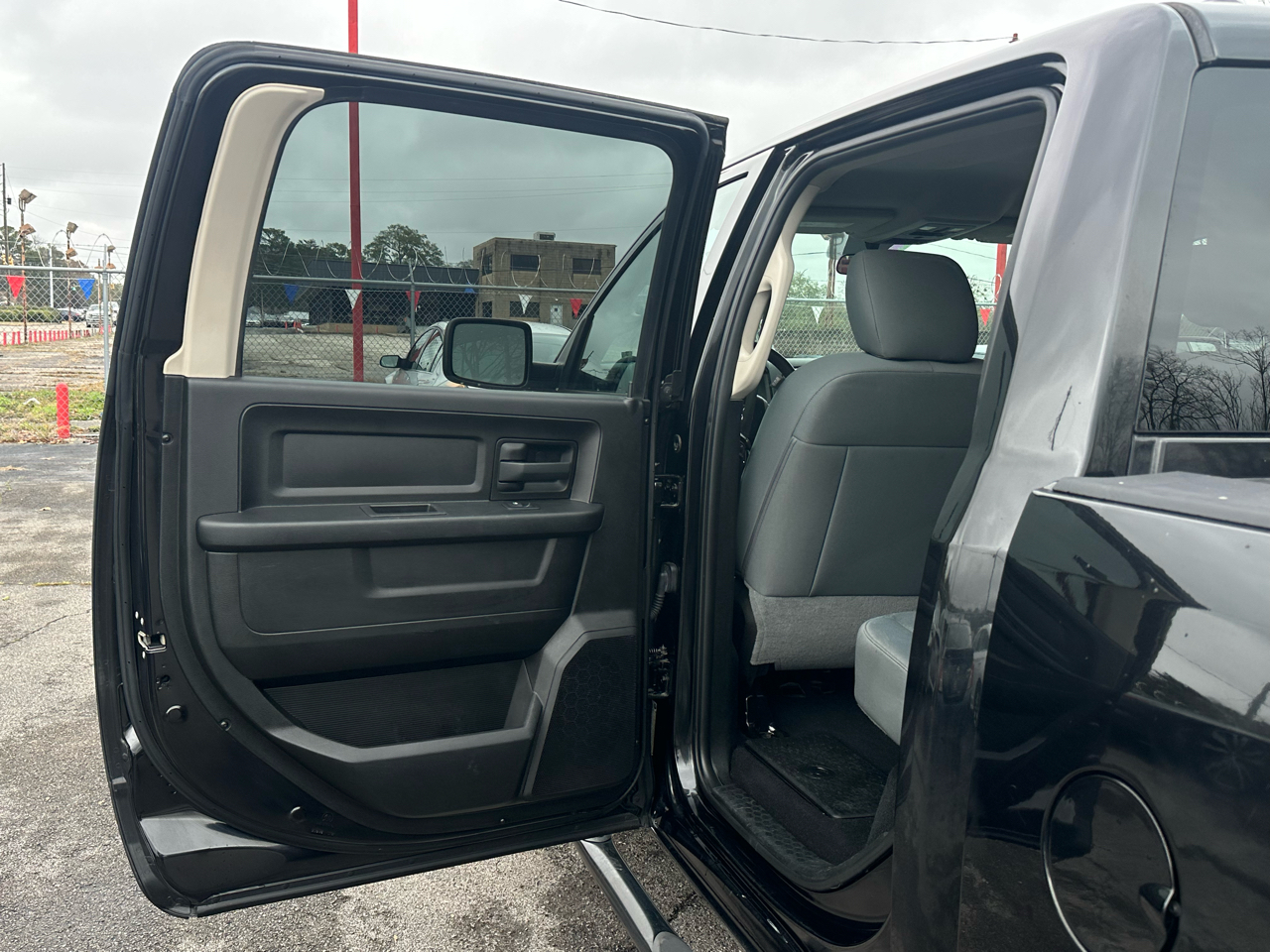 RAM 1500 Classic Express 4x2 Crew Cab 5'7" Box 2019
