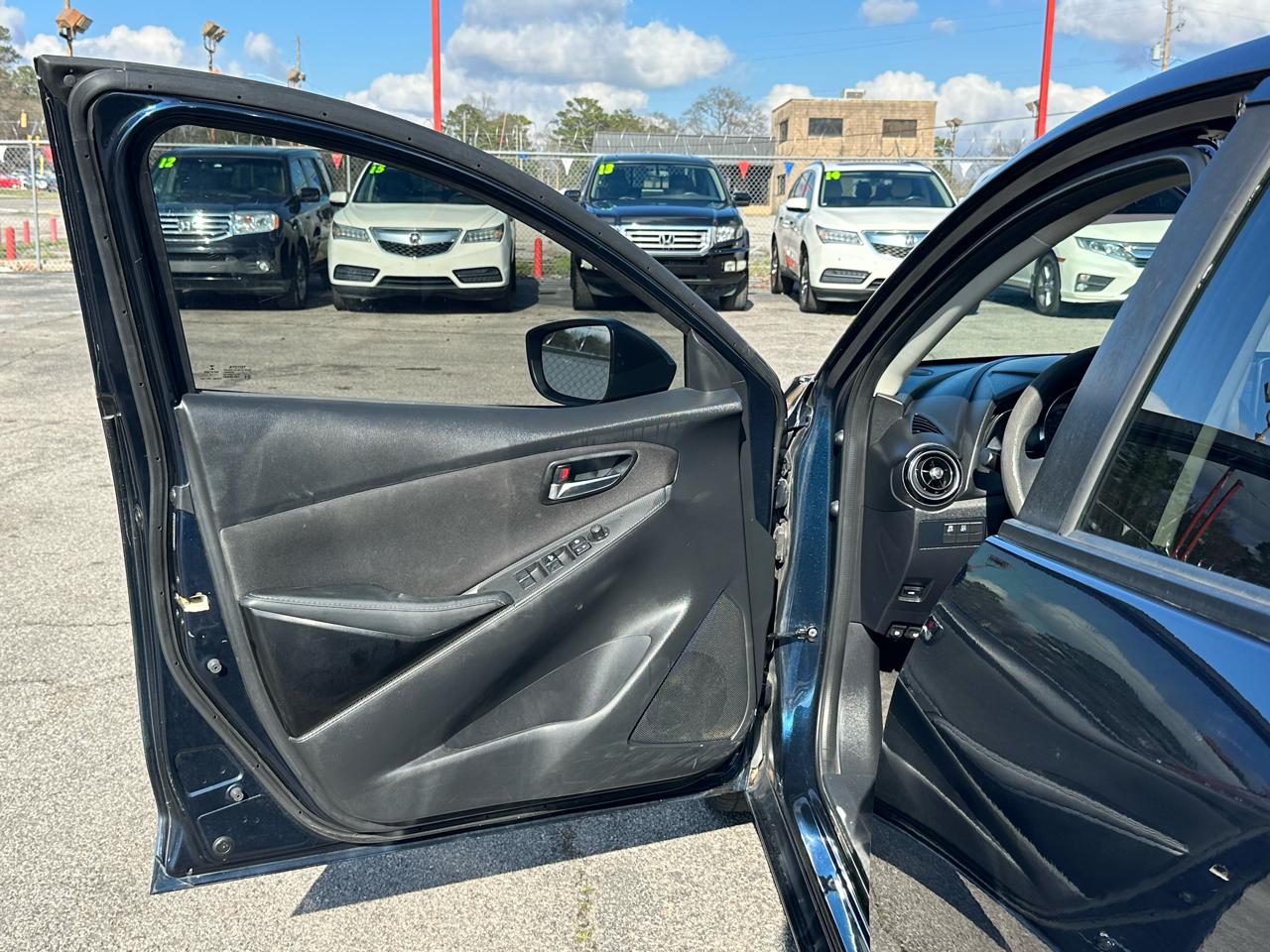 Scion iA 4dr Sdn Man (Natl) 2016