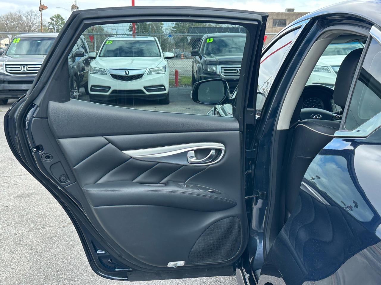 Infiniti Q70 3.7 LUXE AWD 2018