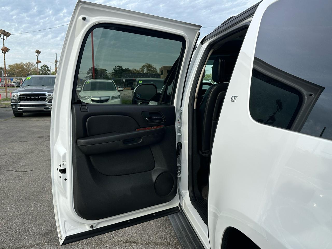 Chevrolet Suburban 2WD 4dr 1500 LT 2012