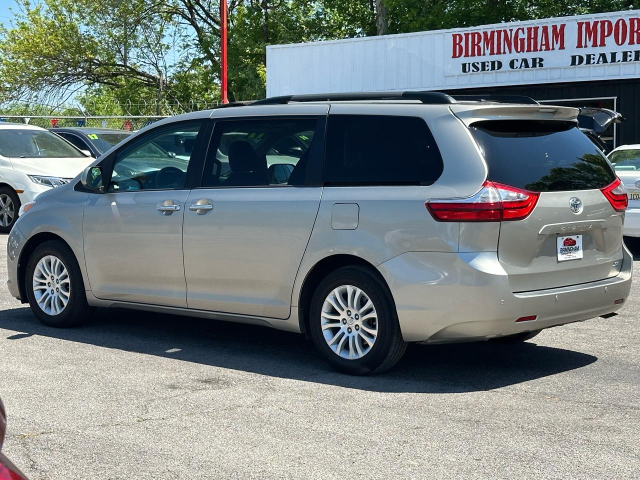 Toyota Sienna XLE Auto Access Seat FWD 7-Passenger (Natl) 2017