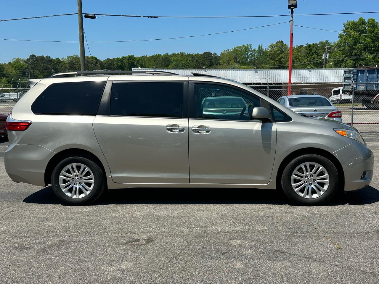 Toyota Sienna XLE Auto Access Seat FWD 7-Passenger (Natl) 2017