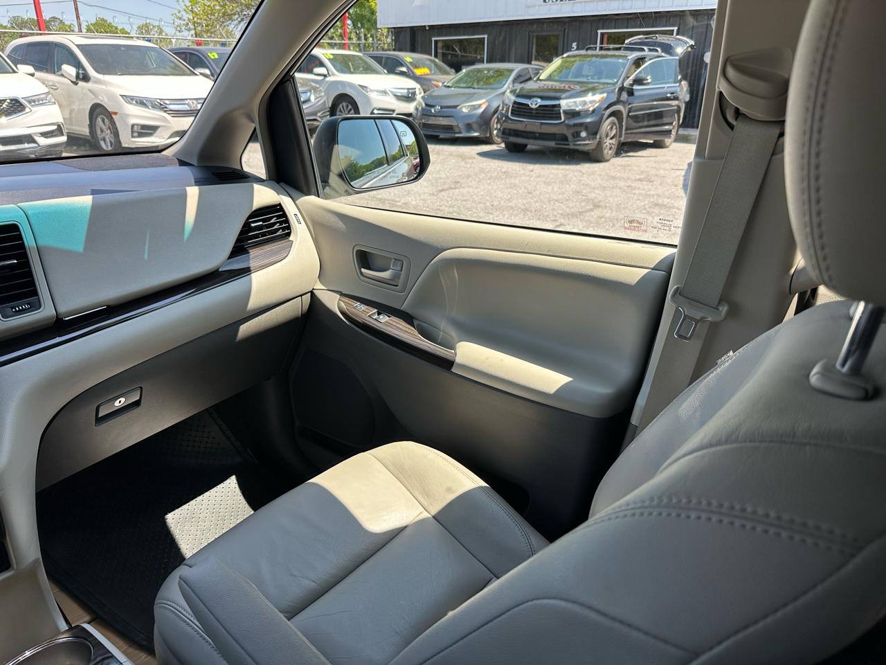 Toyota Sienna XLE Auto Access Seat FWD 7-Passenger (Natl) 2017