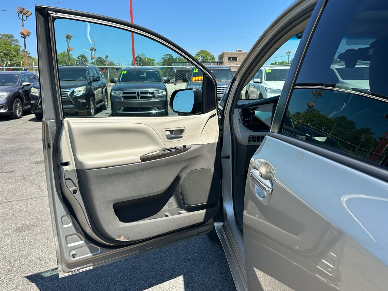 Toyota Sienna XLE Auto Access Seat FWD 7-Passenger (Natl) 2017