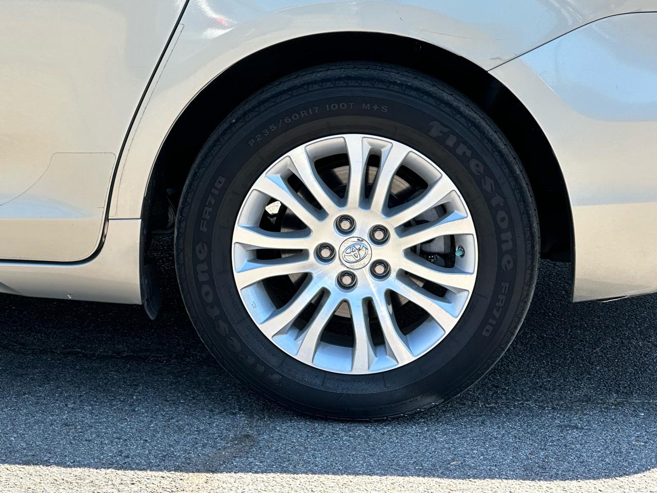 Toyota Sienna XLE Auto Access Seat FWD 7-Passenger (Natl) 2017