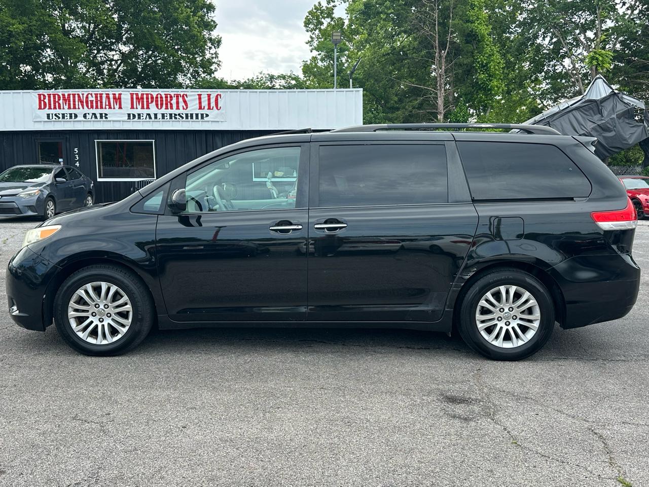 Toyota Sienna 5dr 7-Pass Van V6 XLE AAS FWD (Natl) 2011
