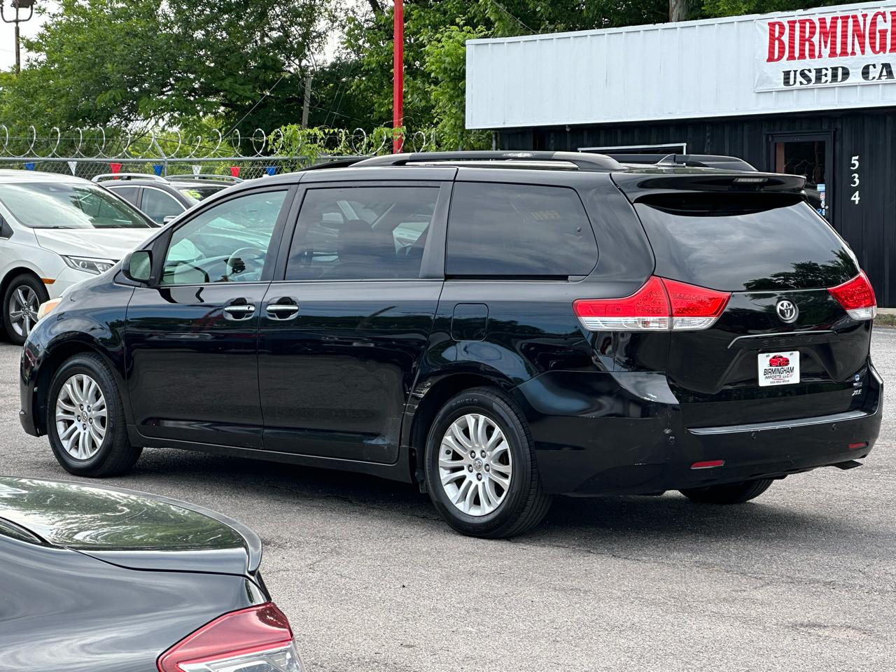 Toyota Sienna 5dr 7-Pass Van V6 XLE AAS FWD (Natl) 2011