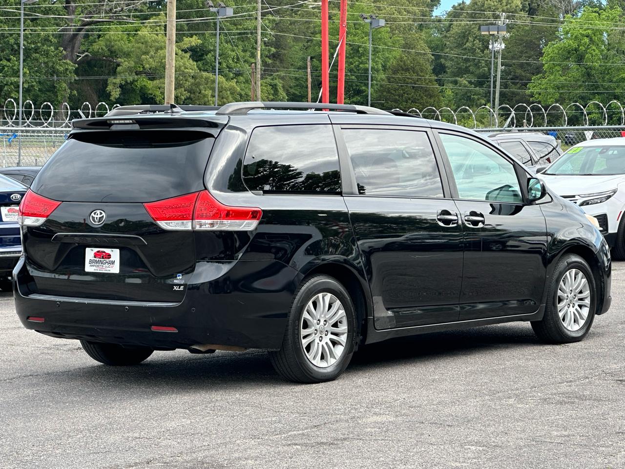 Toyota Sienna 5dr 7-Pass Van V6 XLE AAS FWD (Natl) 2011