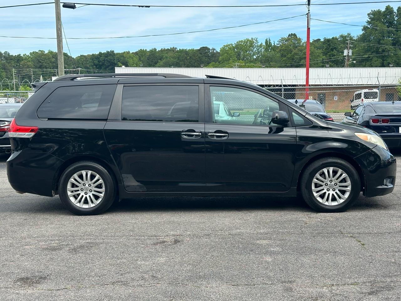 Toyota Sienna 5dr 7-Pass Van V6 XLE AAS FWD (Natl) 2011
