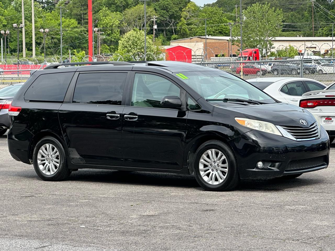 Toyota Sienna 5dr 7-Pass Van V6 XLE AAS FWD (Natl) 2011