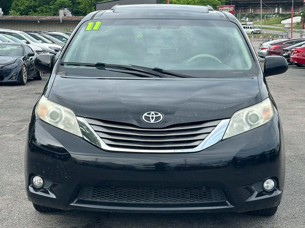 Toyota Sienna 5dr 7-Pass Van V6 XLE AAS FWD (Natl) 2011