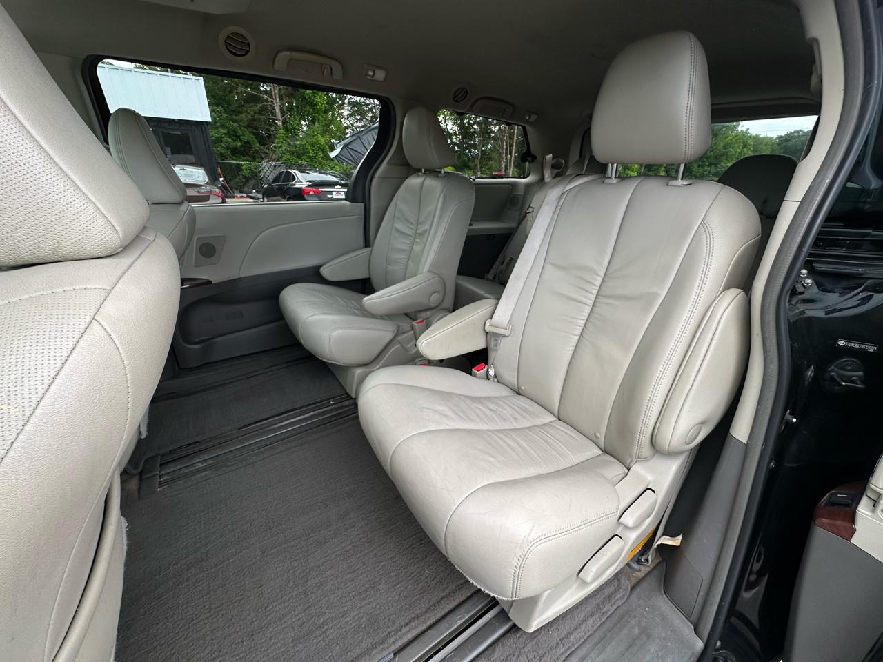 Toyota Sienna 5dr 7-Pass Van V6 XLE AAS FWD (Natl) 2011