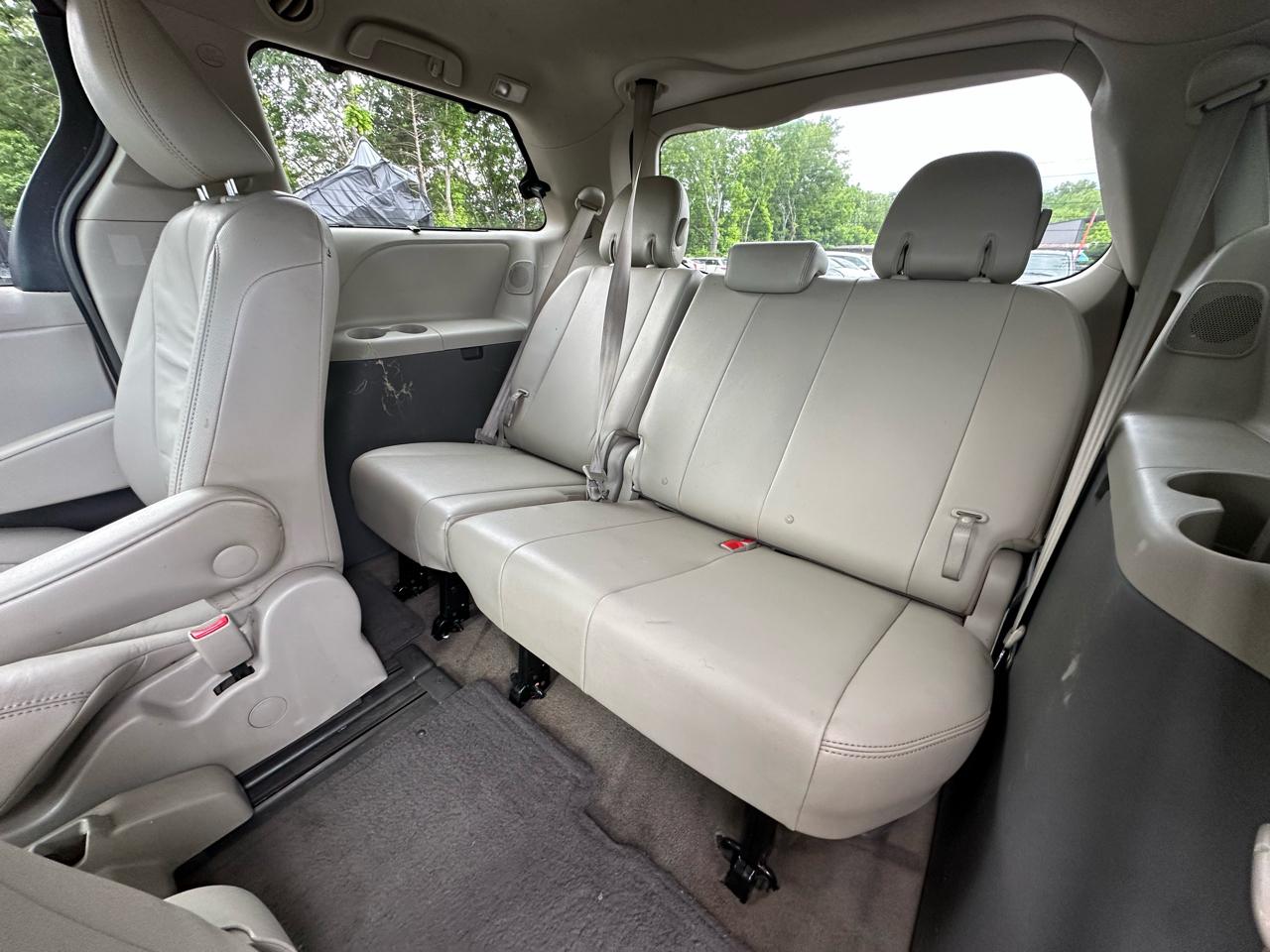Toyota Sienna 5dr 7-Pass Van V6 XLE AAS FWD (Natl) 2011