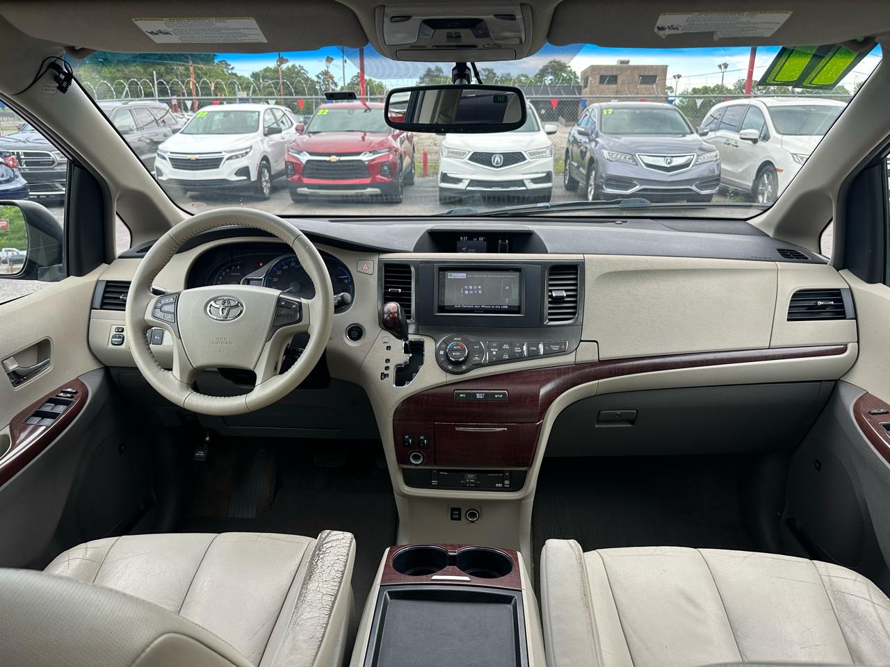 Toyota Sienna 5dr 7-Pass Van V6 XLE AAS FWD (Natl) 2011