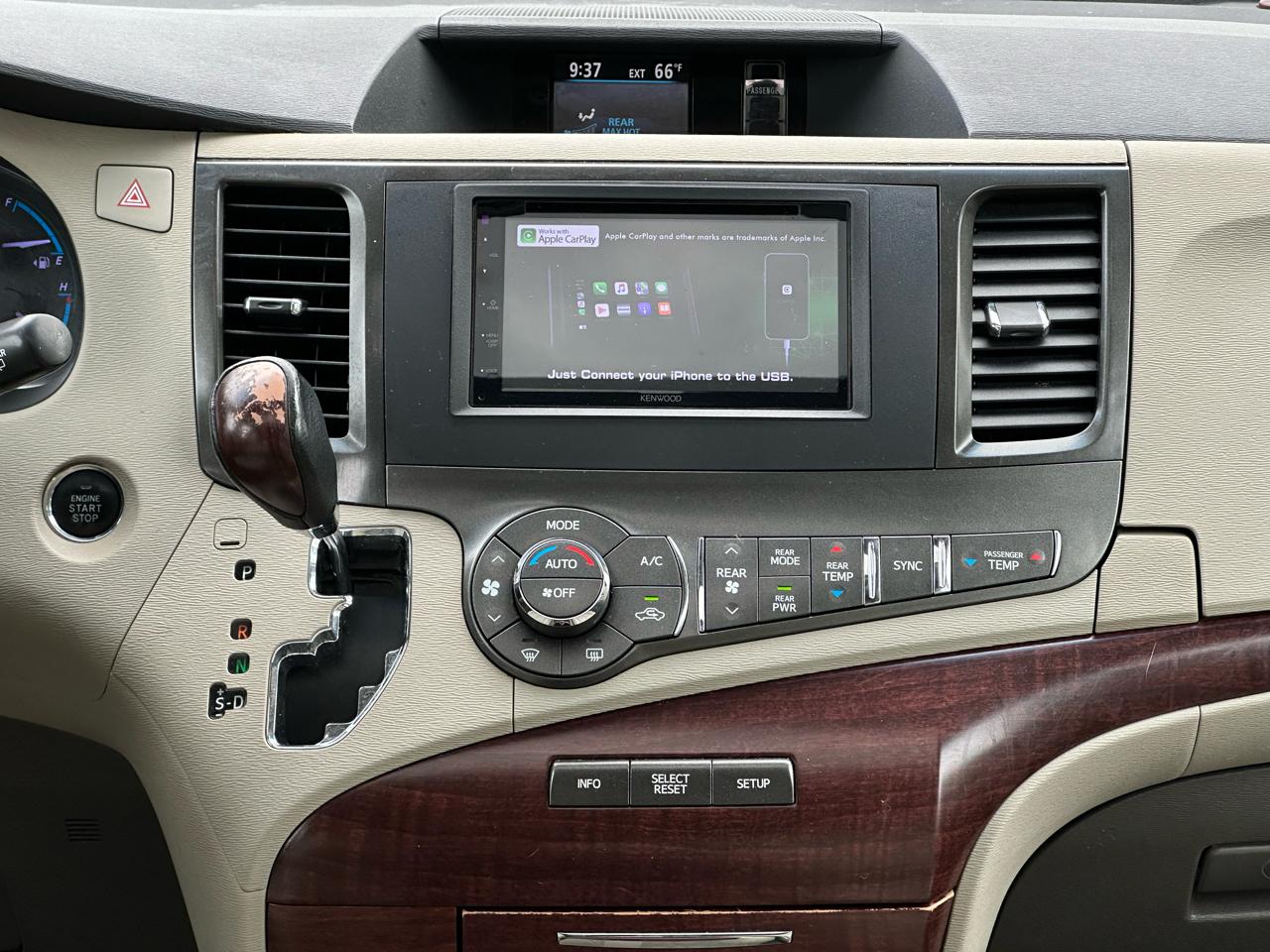 Toyota Sienna 5dr 7-Pass Van V6 XLE AAS FWD (Natl) 2011