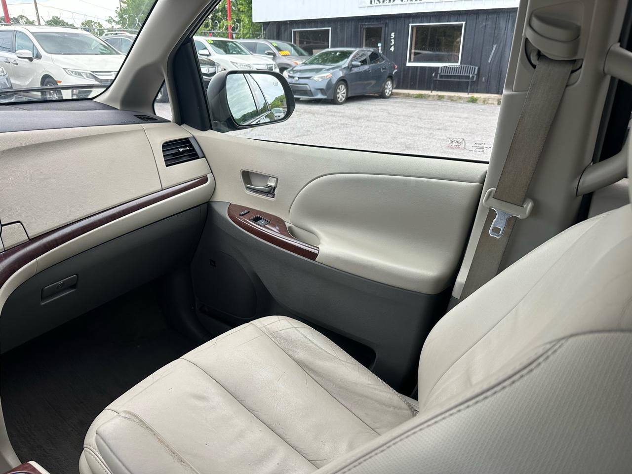 Toyota Sienna 5dr 7-Pass Van V6 XLE AAS FWD (Natl) 2011