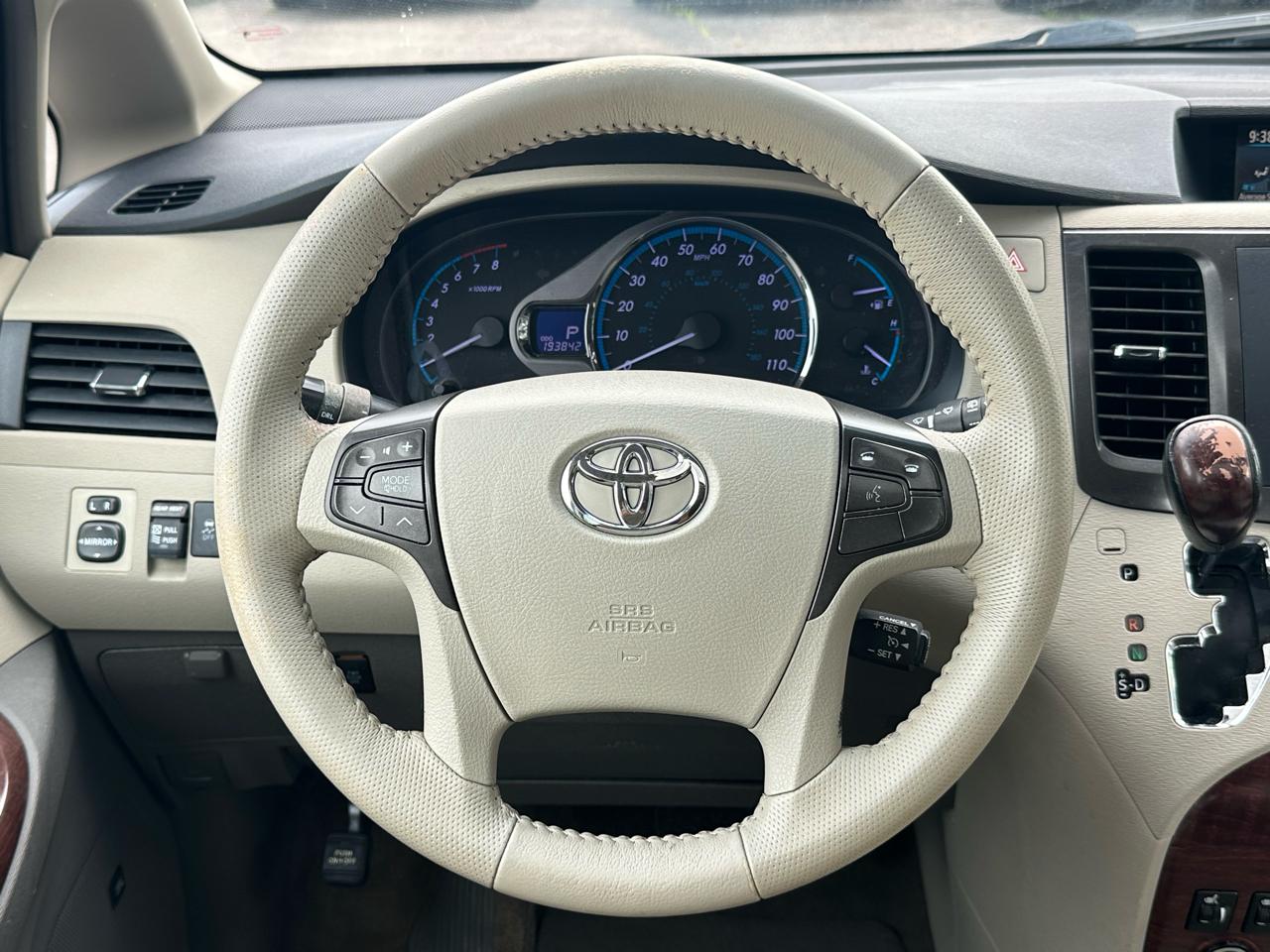 Toyota Sienna 5dr 7-Pass Van V6 XLE AAS FWD (Natl) 2011