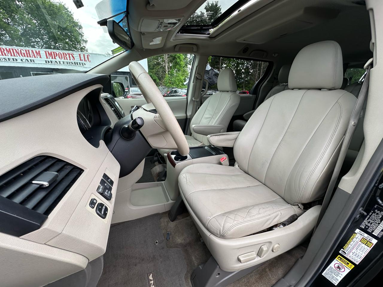 Toyota Sienna 5dr 7-Pass Van V6 XLE AAS FWD (Natl) 2011