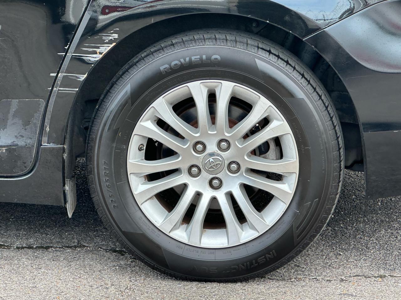 Toyota Sienna 5dr 7-Pass Van V6 XLE AAS FWD (Natl) 2011