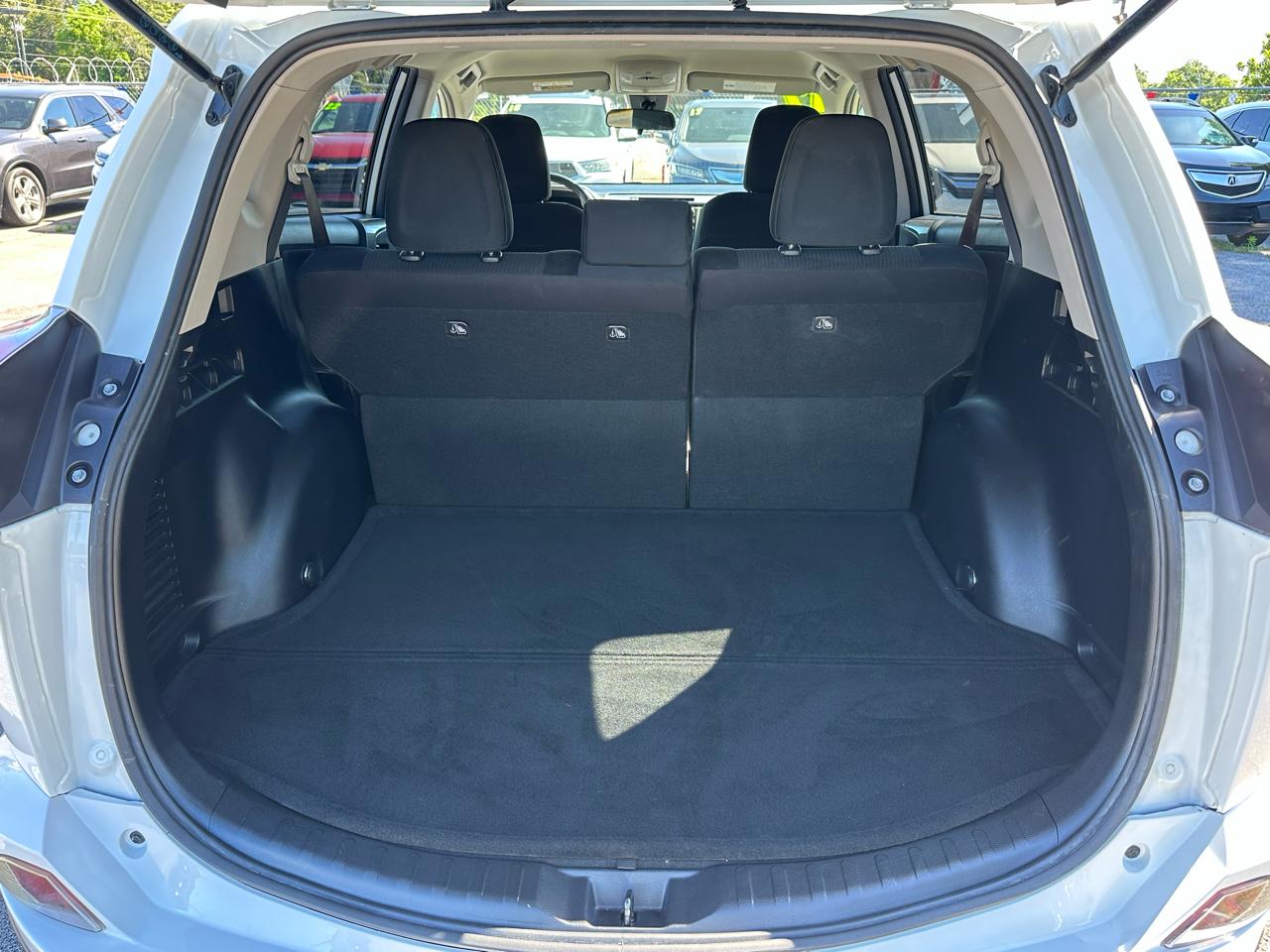 Toyota RAV4 LE FWD (Natl) 2017