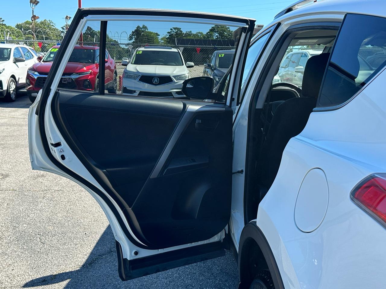 Toyota RAV4 LE FWD (Natl) 2017