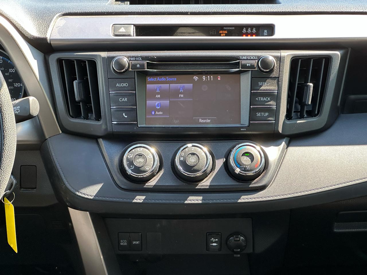 Toyota RAV4 LE FWD (Natl) 2017