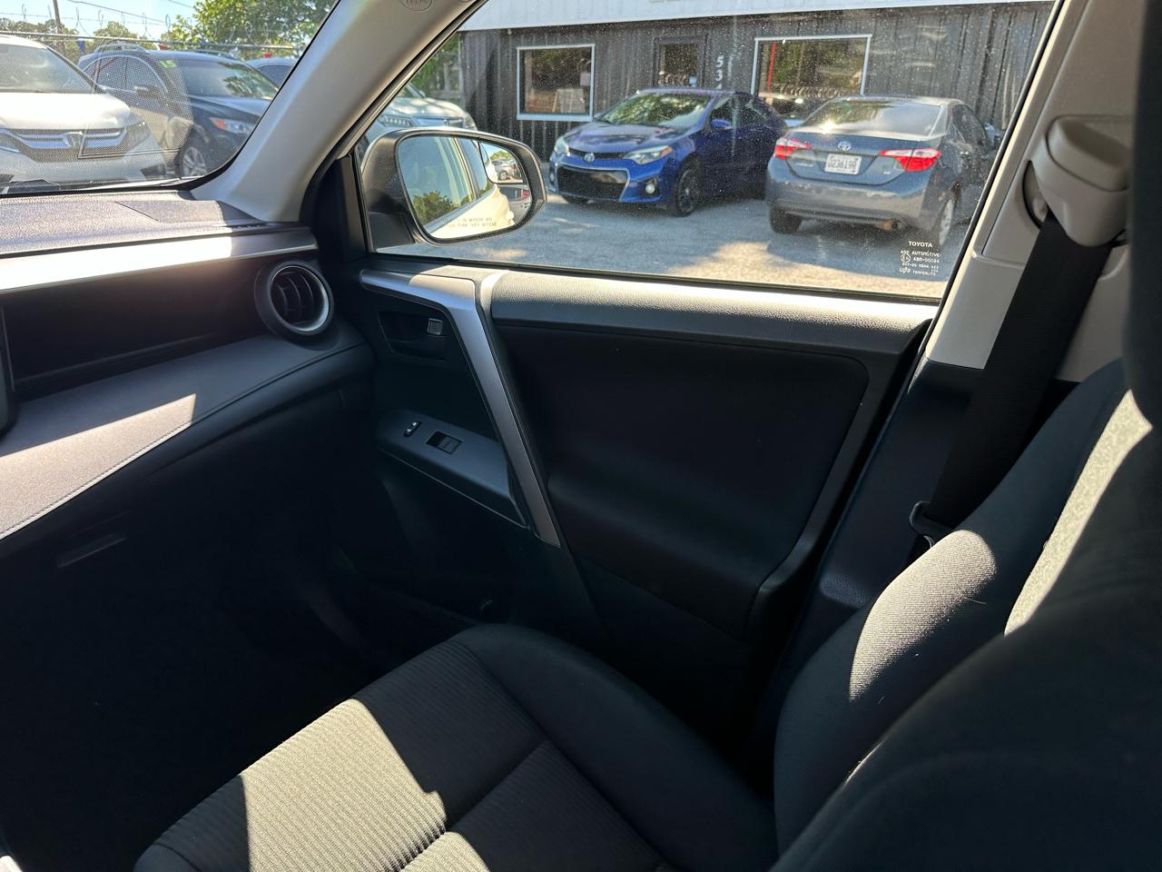 Toyota RAV4 LE FWD (Natl) 2017