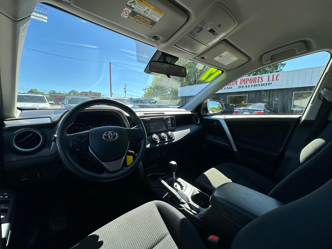 Toyota RAV4 LE FWD (Natl) 2017