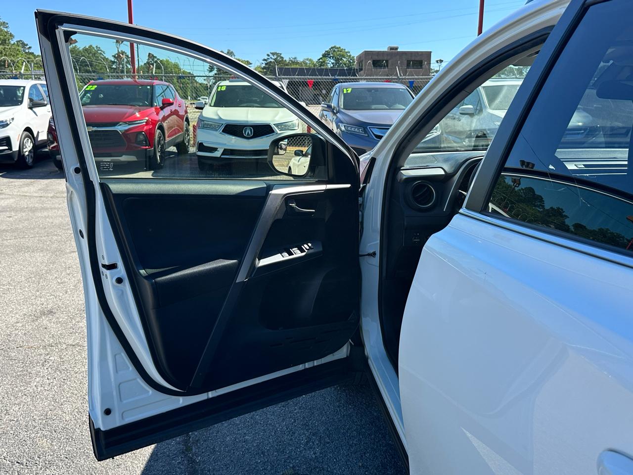 Toyota RAV4 LE FWD (Natl) 2017