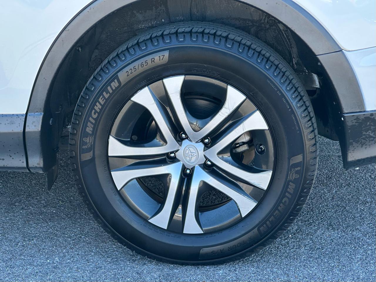 Toyota RAV4 LE FWD (Natl) 2017