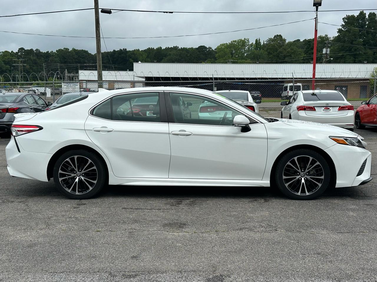 Toyota Camry SE Auto (Natl) 2020